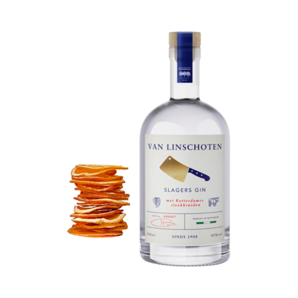 Afbeelding Van Linschoten Slagersgin en gedroogde sinasappelschijfjes die als garnituur dienen