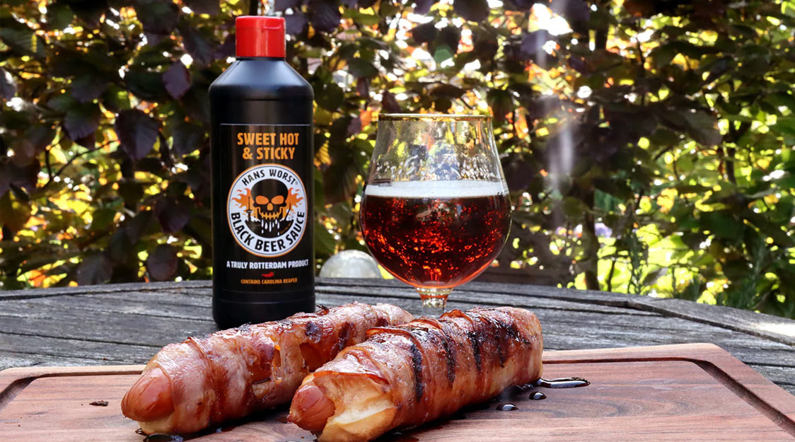 Sfeerbeeld van de Black Beer saus en Rotdogs van Hans Worst.