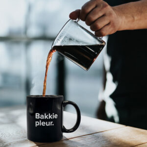 Afbeelding van een Bakkie Pleur die ingeschonken wordt.