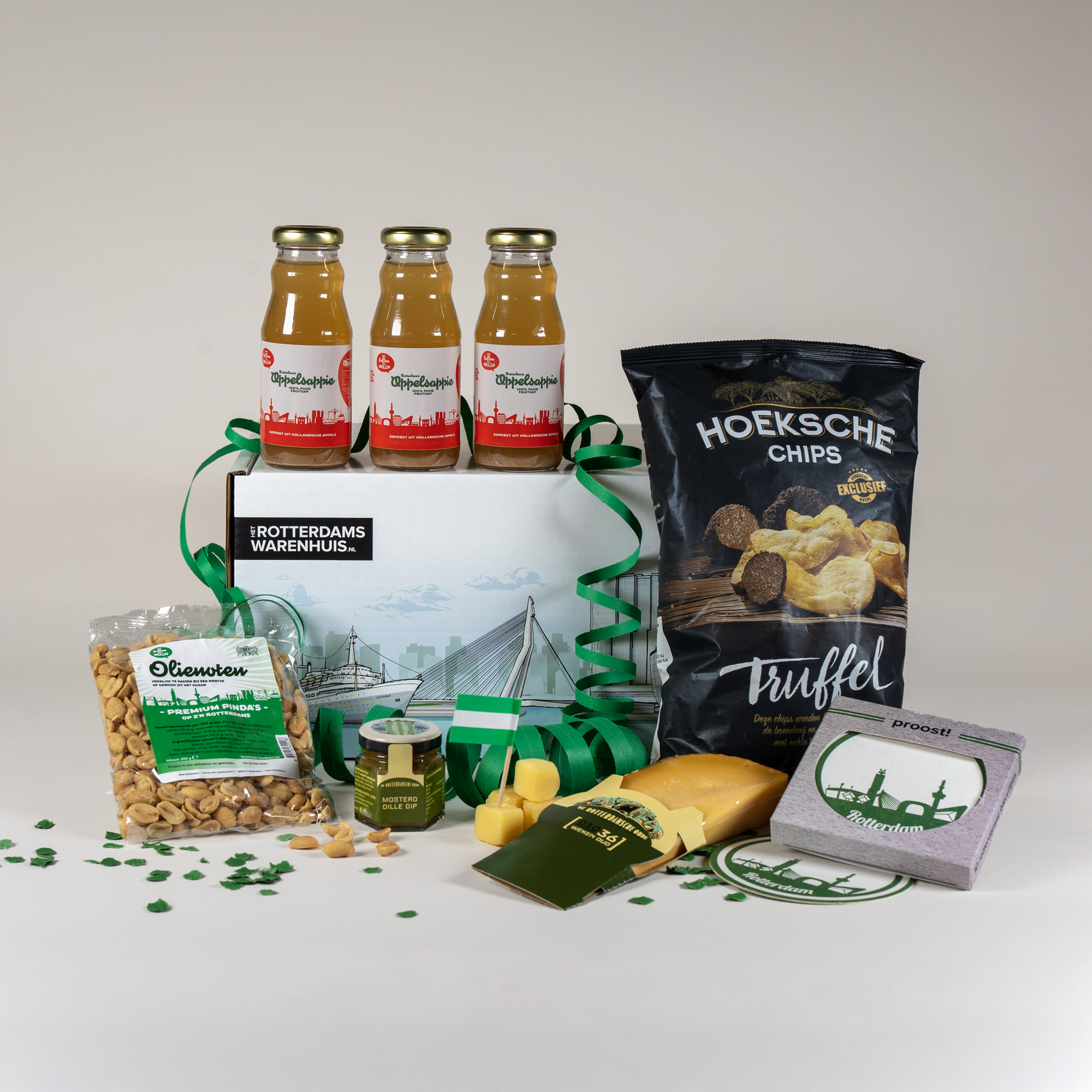 Afbeelding van een borrelpakket sap waar is dat feessie