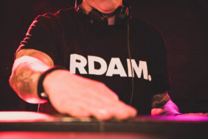Afbeelding van zwart RDAM. shirt gedragen door een DJ