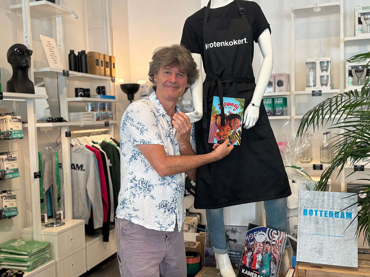 Foto van Joris Lutz in de winkel van Het Rotterdams Warenhuis.