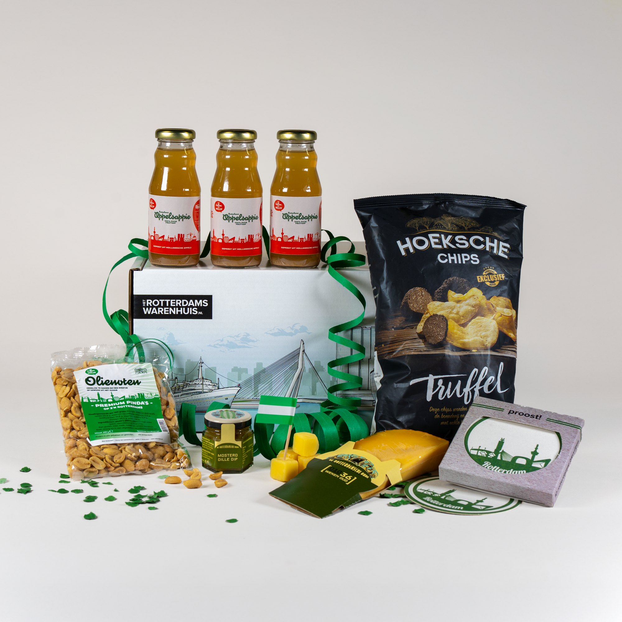 Afbeelding van een borrelpakket sap waar is dat feessie