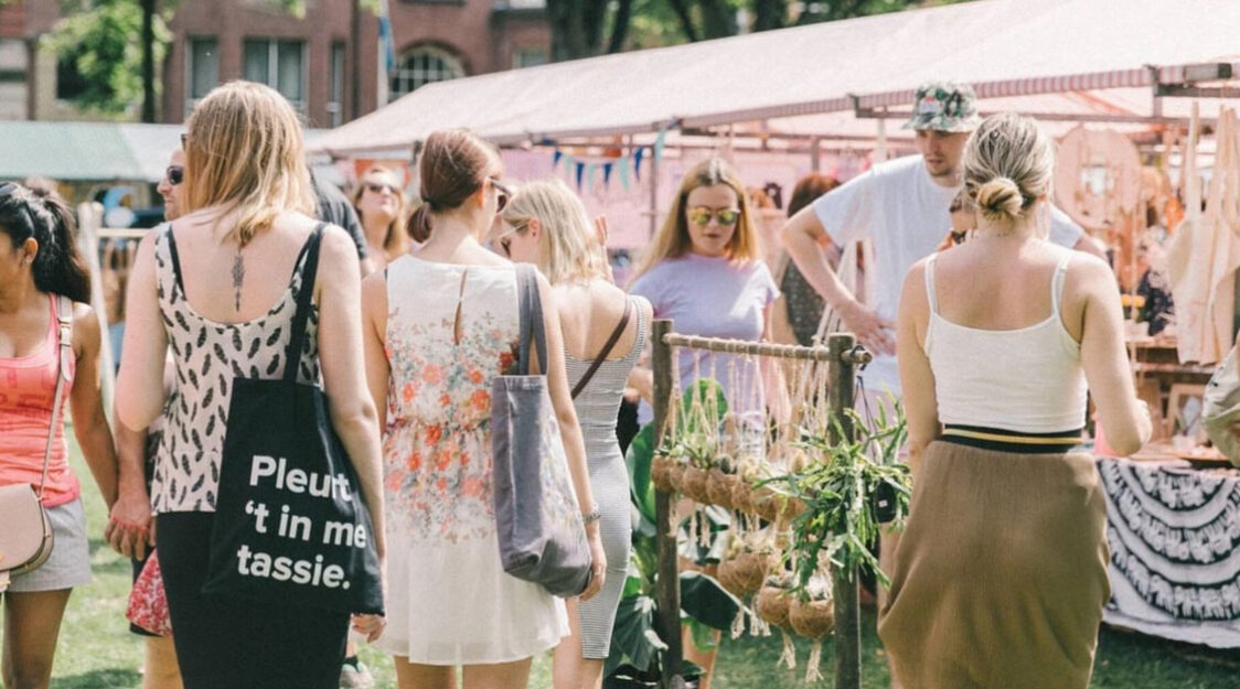 Foto van Pleurt 't in me tassie om de schouder van een dame